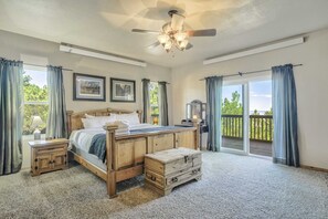 منزل (4 Bedrooms) | 4 عدّة غرف نوم ومساحة عمل للكمبيوتر المحمول ومكواة/لوح كي وملاءات أسرّة