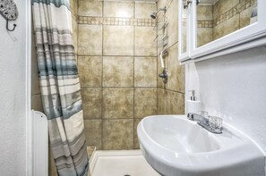 Towels, soap, shampoo, toilet paper