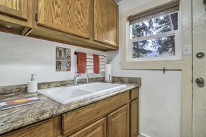 Towels, soap, shampoo, toilet paper - 1brmanitou Springs Cottageget Away (Manitou Springs)