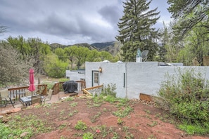 A rustic cabin with a deck, outdoor seating, and a satellite dish. - 1brmanitou Springs Cottageget Away (Manitou Springs)