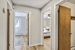 5 Schlafzimmer, laptopgeeigneter Arbeitsplatz, Bügeleisen/Bügelbrett
