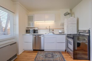 House (1 Bedroom) | Private kitchen | Microwave, oven, stovetop, dishwasher