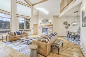 TV, fireplace - 5brmountain Luxuryhikingdog Friendly! (Woodland Park)