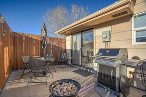 A backyard with a barbecue grill, outdoor seating, and a wooden fence. - 2bdcentrally Locatedclose to Shops & Restaurants! (Colorado Springs)