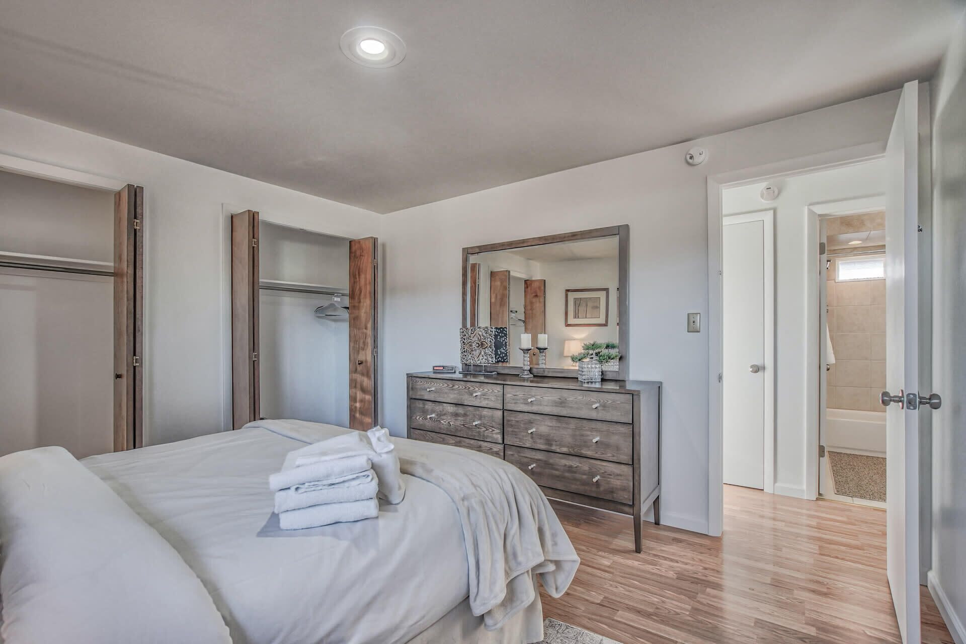 2 bedrooms, laptop workspace, iron/ironing board, bed sheets