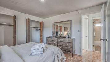 2 bedrooms, laptop workspace, iron/ironing board, bed sheets