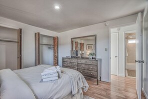 2 bedrooms, laptop workspace, iron/ironing board, bed sheets - 2bdcentrally Locatedclose to Shops & Restaurants! (Colorado Springs)