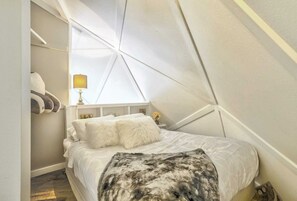 1 bedroom, laptop workspace, iron/ironing board, bed sheets - Crystal Cabin Pikes Peak Mountain w/ Wine Cellar (Divide)