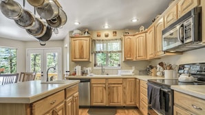 A kitchen with wooden cabinets, a stainless steel range hood, and a large island with a sink. - 6bdfamily Mountain Getawayhot Tubminutes to Pikes Peak and Charis College (Woodland Park)