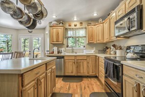 Microwave, oven, stovetop, dishwasher - 6bdfamily Mountain Getawayhot Tubminutes to Pikes Peak and Charis College (Woodland Park)