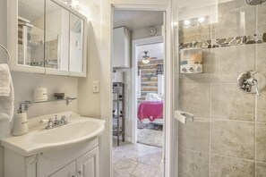 Chalet (1 Bedroom) | Bathroom | Towels, soap, shampoo, toilet paper - Wine Gazebopikes Peak Mountain Log Cabin for 2 (Cascade)