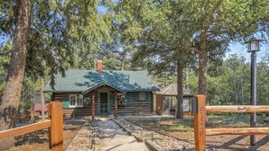 A rustic cabin with a green roof, surrounded by trees. - Wine Gazebopikes Peak Mountain Log Cabin for 2 (Cascade)