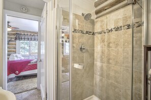 Chalé (1 Bedroom) | Banheiro | Toalhas de banho, sabonete, shampoo, papel higiênico