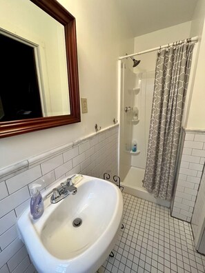 Douche, sèche-cheveux, serviettes fournies