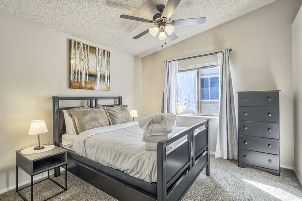 3 habitaciones y espacio para trabajar con laptop