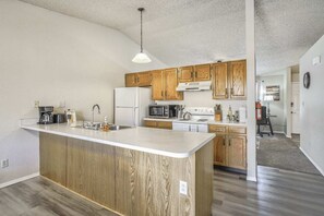 Microondas, horno, parrilla de estufa y lavavajillas