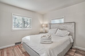 3 bedrooms, iron/ironing board, bed sheets - 3brdowntownwalk to Everywhere & Bars W/fire pit (Colorado Springs)