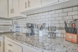 Microondas, horno, parrilla de estufa y lavavajillas 