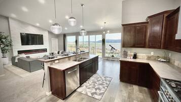 Kylskåp, mikrovågsugn, ugn och spishäll