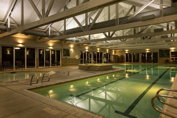 Una piscina techada, una piscina climatizada