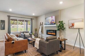 Fernseher, Kamin, Bücher, Arbeitsbereiche