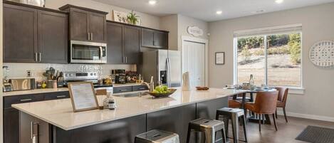 Réfrigérateur, micro-ondes, four, plaque de cuisson