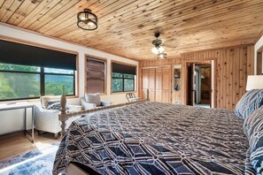 5 bedrooms, desk, iron/ironing board, travel crib - Secluded fully renovated large cabin, with gorgeous mountain views, 5BD, 4BA (Townsend)
