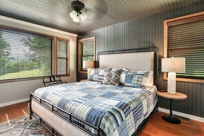 6 Schlafzimmer, Schreibtisch, Bügeleisen/Bügelbrett, Reisekinderbett