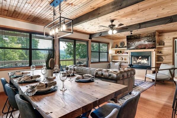 Dining - Secluded fully renovated large cabin, with gorgeous mountain views, 5BD, 4BA (Townsend)