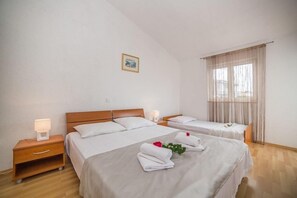 3 chambres, fer et planche à repasser, Wi-Fi gratuit, draps fournis