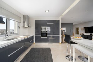 Refrigerador, microondas, horno y lavavajillas 