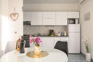 Réfrigérateur, four, plaque de cuisson, lave-vaisselle