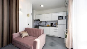 A modern kitchen with white cabinets, a marble backsplash, and a built-in oven. - Apartment in Okrug Gornji with Seaview, Balcony, Air condition, WIFI (5049-2) (Okrug Gornji)