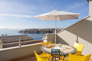 Outdoor dining - Apartment in Okrug Gornji with Seaview, Terrace, Air condition, WIFI (5049-3) (Okrug Gornji)