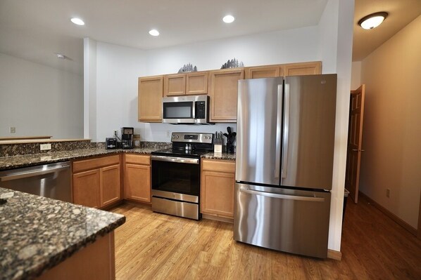 冰箱、微波炉、烤箱、炉灶