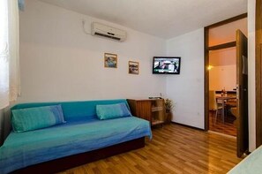 TV - Apartment in Trogir with Seaview, Balcony, Air condition, WIFI (5055-1) (Trogir)