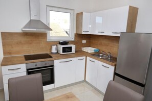 Een koelkast, een microgolfoven, een oven, een kookplaat