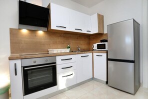 Réfrigérateur, micro-ondes, four, plaque de cuisson