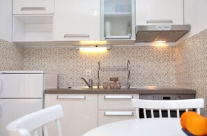 Fridge, oven, stovetop, cookware/dishes/utensils