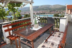 Outdoor dining - Apartment in Trogir with Seaview, Terrace, Air condition, WIFI (5065-1) (Trogir)