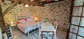Elite Double Room | Individually decorated, individually furnished, desk, laptop workspace - Maison d'hôtes Ourdeaux et gîte Chez Rouchon (Alleyrat)