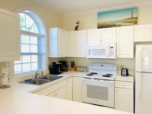 冷蔵庫、電子レンジ、オーブン、コンロ