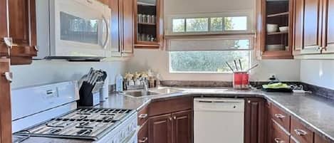 Fridge, oven, stovetop, coffee/tea maker