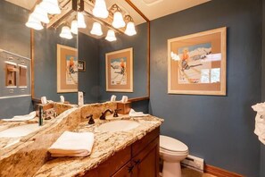 Kombinert dusj/badekar, hårføner og håndklær