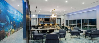 La Quinta Inn & Suites by Wyndham Galveston North at I-45