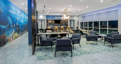 La Quinta Inn & Suites by Wyndham Galveston North at I-45