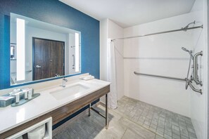 Accessible bathroom - La Quinta Inn & Suites by Wyndham Galveston North at I-45 (Galveston)