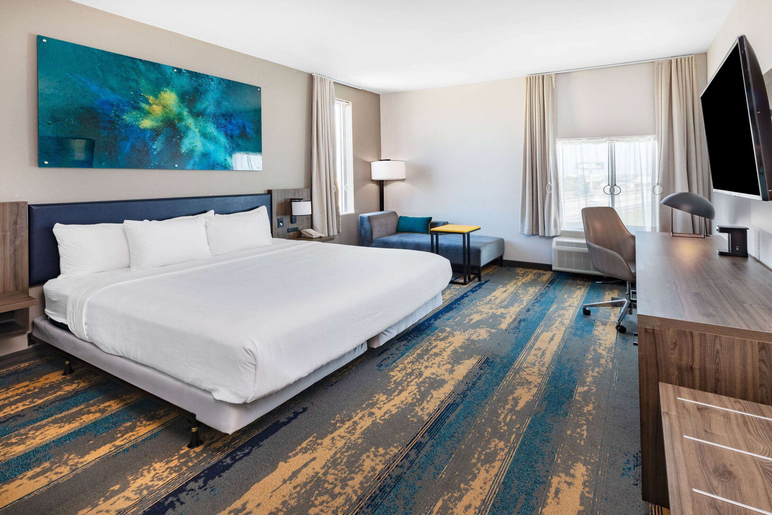 Pillowtop-bedden, een bureau, een laptopwerkplek