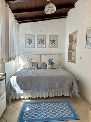 3 bedrooms, desk, iron/ironing board, travel crib