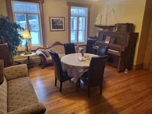 Ping pong, toys, books, smart speakers - L'Ancien Presbytère de St-Marcel (Saint-Marcel)